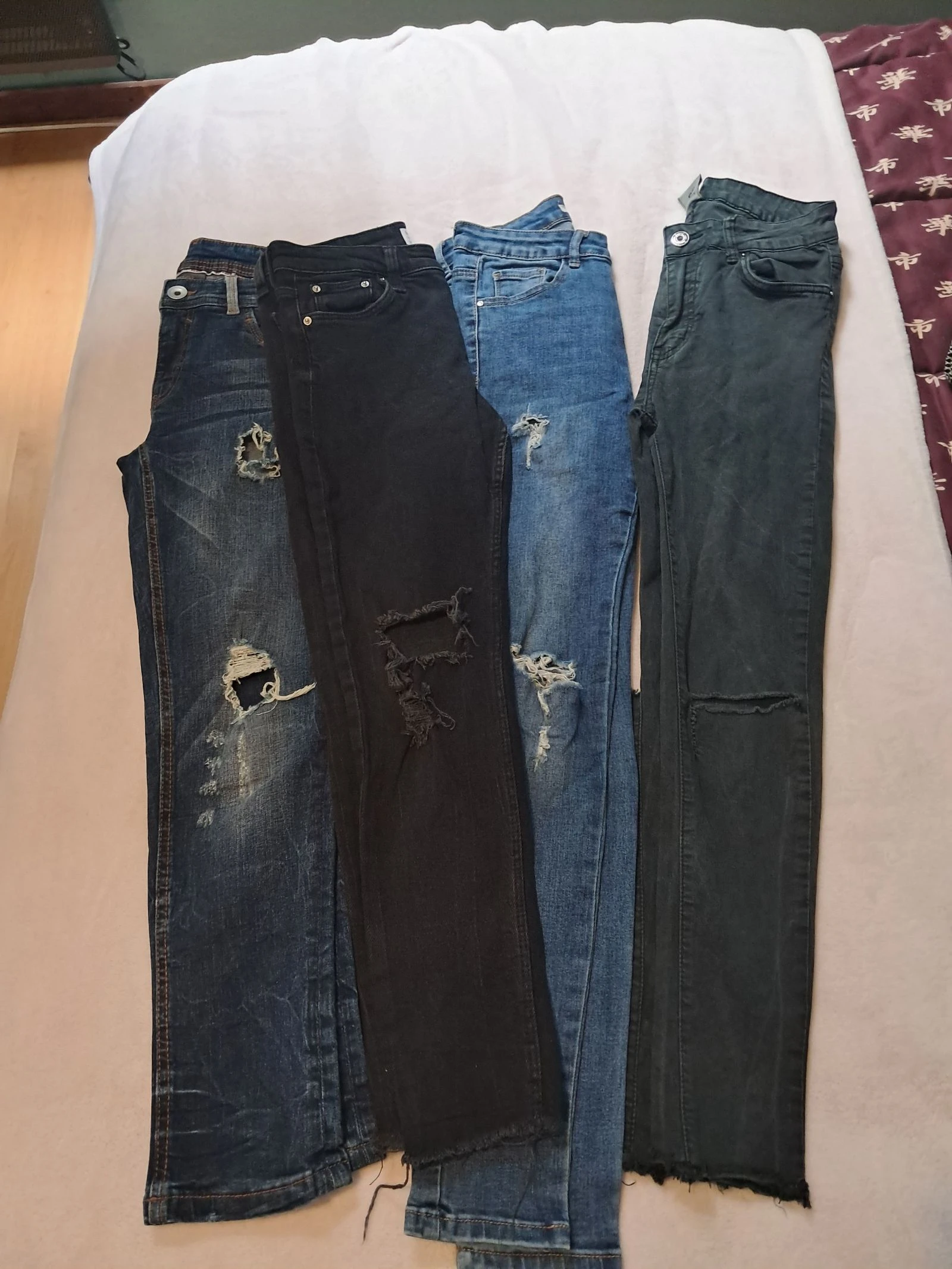 Lot de 4 jeans craqués différentes marques. Taille S – photo 2